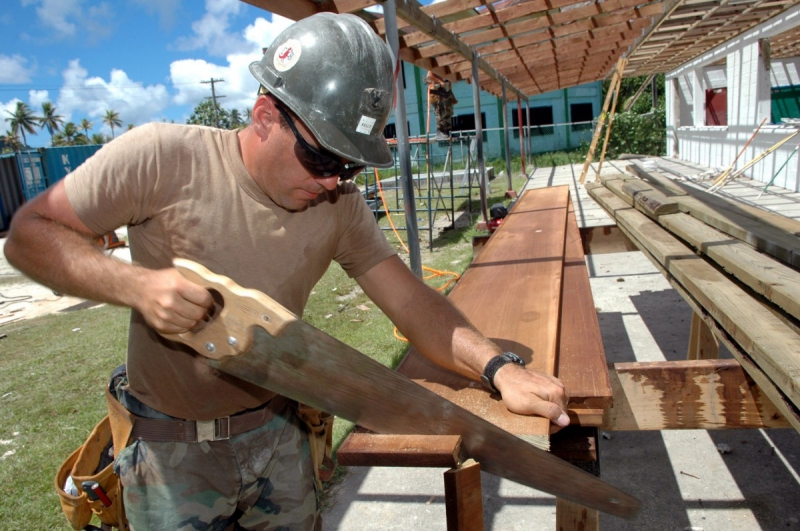 ebeniste-SIGNES-min_worker_construction_building_carpenter_male_job_build_helmet-893290